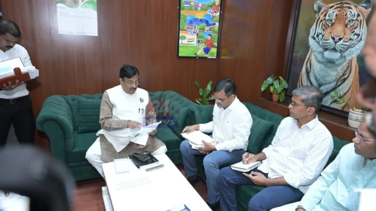 बल्लारपूर दुष्काळ उपाययोजनांसाठी जिल्हाधिकाऱ्यांना निवेदन देताना आमदार सुधीर मुनगंटीवार