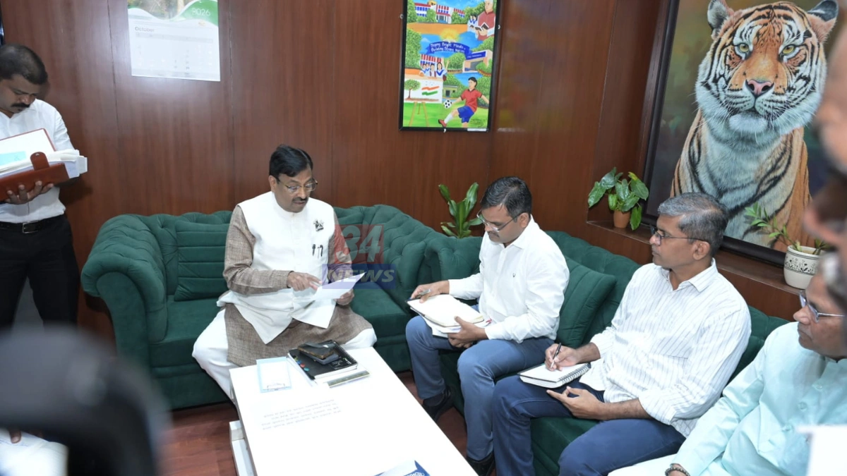 बल्लारपूर दुष्काळ उपाययोजनांसाठी जिल्हाधिकाऱ्यांना निवेदन देताना आमदार सुधीर मुनगंटीवार