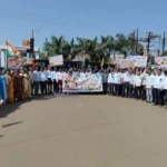 ब्रह्मपुरीत कांग्रेसने पाळला काळा दिवस ब्रह्मपुरी काँग्रेस आंदोलन : शिवाजी महाराज चौकात घोषणाबाजी करताना काँग्रेस कार्यकर्ते