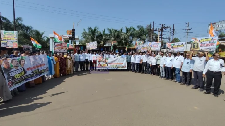 ब्रह्मपुरी काँग्रेस आंदोलन : शिवाजी महाराज चौकात घोषणाबाजी करताना काँग्रेस कार्यकर्ते