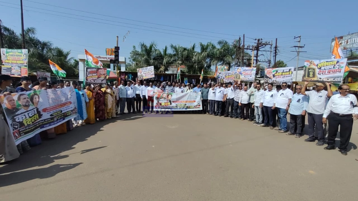 ब्रह्मपुरी काँग्रेस आंदोलन : शिवाजी महाराज चौकात घोषणाबाजी करताना काँग्रेस कार्यकर्ते