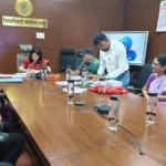 चंद्रपुरात एकाच दिवशी ११ दत्तक प्रकरणे निकाली; अनाथ बालकाला माल्टातील पालक चंद्रपूर दत्तक प्रकरणे निकाली काढताना जिल्हाधिकारी वसुमना पंत