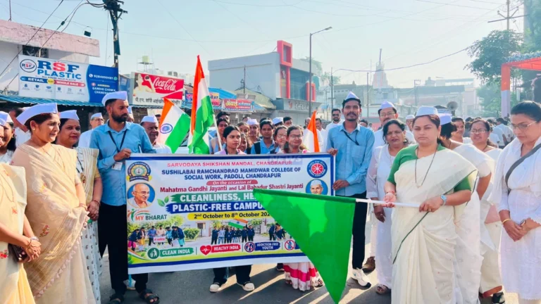 चंद्रपूर अहिंसा पदयात्रेत गांधी चौकात सहभागी झालेले नागरिक आणि खासदार प्रतिभा धानोरकर