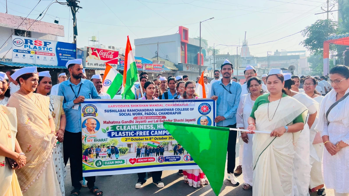चंद्रपूर अहिंसा पदयात्रेत गांधी चौकात सहभागी झालेले नागरिक आणि खासदार प्रतिभा धानोरकर