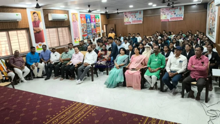 चंद्रपूर भाजप मन की बात कार्यक्रमात आमदार किशोर जोरगेवार विद्यार्थ्यांशी संवाद साधताना