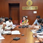 चंद्रपूरच्या जिल्हाधिकारी वसुमना पंत दुष्काळ निवारण उपाययोजनांच्या आढावा बैठकीत बोलताना