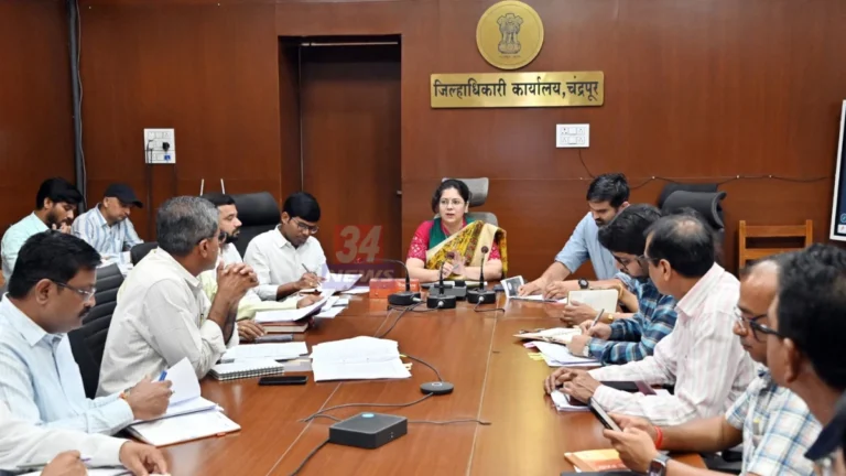 चंद्रपूरच्या जिल्हाधिकारी वसुमना पंत दुष्काळ निवारण उपाययोजनांच्या आढावा बैठकीत बोलताना