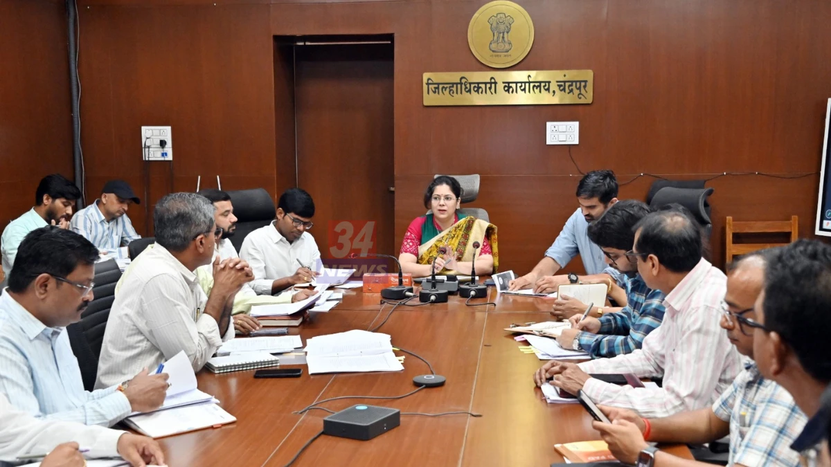 चंद्रपूरच्या जिल्हाधिकारी वसुमना पंत दुष्काळ निवारण उपाययोजनांच्या आढावा बैठकीत बोलताना