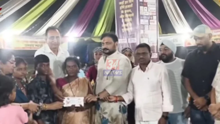 शेतकरी कुटुंबाला आर्थिक मदत देताना खेळ सेना मंडळाचे पदाधिकारी