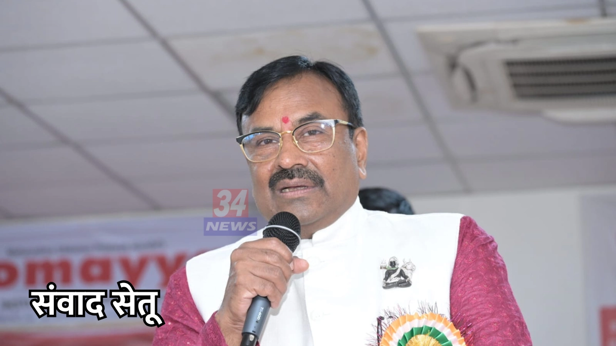 चंद्रपुरातील संवाद सेतू कार्यक्रमात नागपूर पदवीधर निवडणुकीबाबत मार्गदर्शन करताना सुधीर मुनगंटीवार