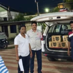चंद्रपूर अवैध देशी दारू जप्त केल्यानंतर पोलिसांनी ताब्यात घेतलेली पजेरो कार आणि बाटल्या