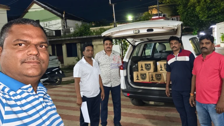 चंद्रपूर अवैध देशी दारू जप्त केल्यानंतर पोलिसांनी ताब्यात घेतलेली पजेरो कार आणि बाटल्या