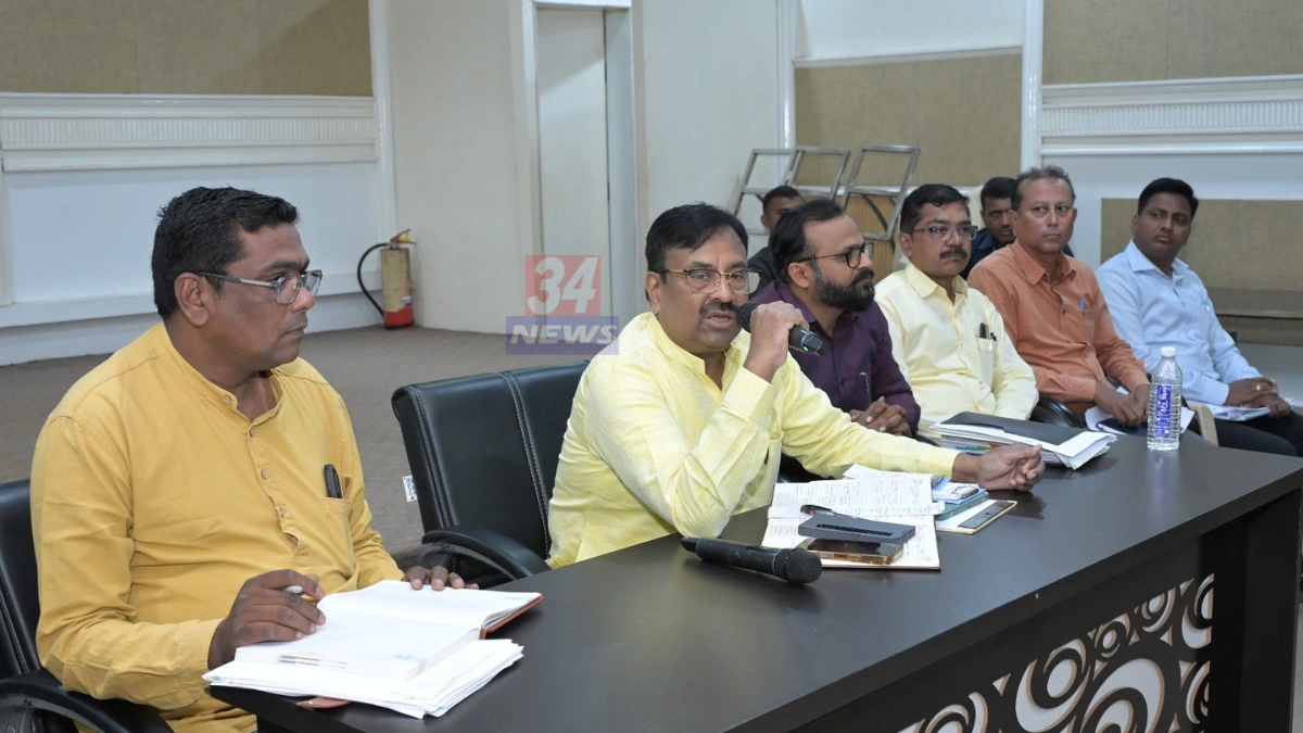 मुनगंटीवार सिंचन आढावा बैठकीत अधिकाऱ्यांसोबत चर्चा करताना आमदार सुधीर मुनगंटीवार