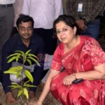 चंद्रपूर केशर आंबा लागवड उपक्रमात भेंडवी येथे कलम लावताना जिल्हाधिकारी वसुमना पंत