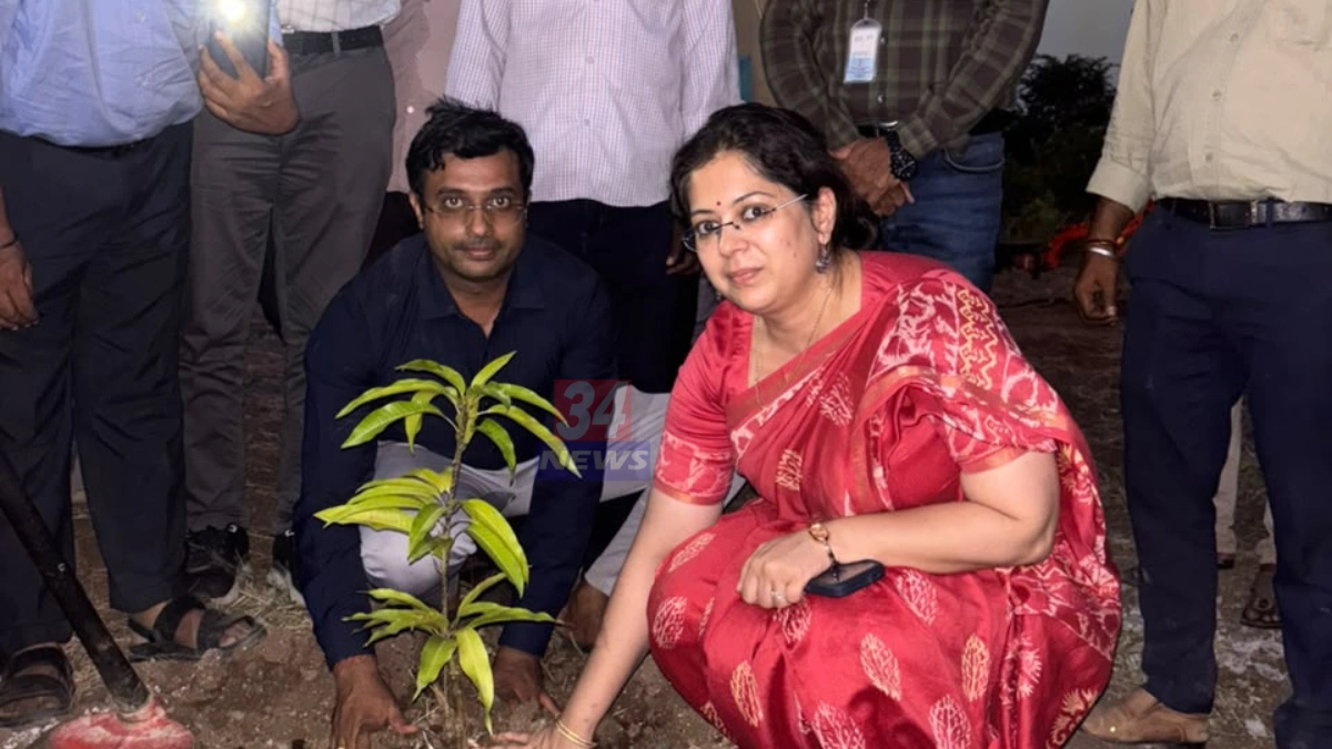 चंद्रपूर केशर आंबा लागवड उपक्रमात भेंडवी येथे कलम लावताना जिल्हाधिकारी वसुमना पंत