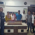 चंद्रपूर विदेशी दारू जप्त करणाऱ्या पोलीस पथकाने ताब्यात घेतलेल्या बाटल्या