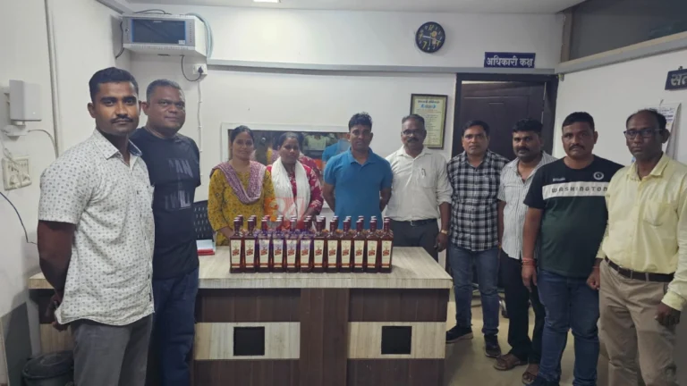 चंद्रपूर विदेशी दारू जप्त करणाऱ्या पोलीस पथकाने ताब्यात घेतलेल्या बाटल्या