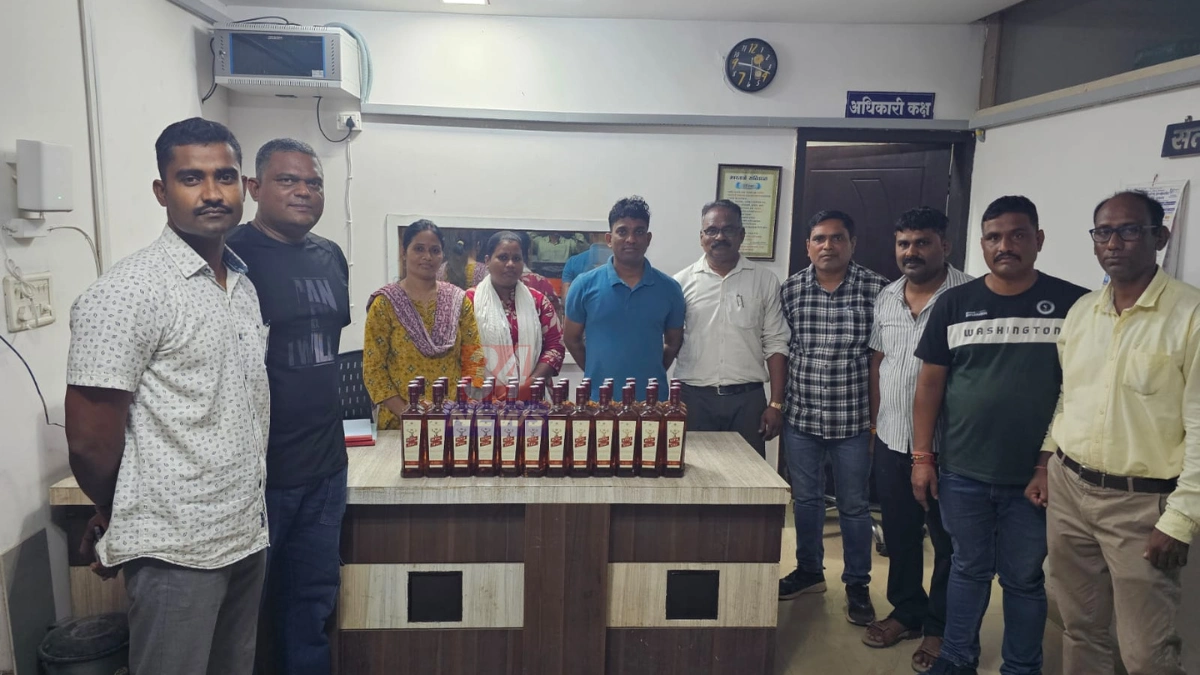 चंद्रपूर विदेशी दारू जप्त करणाऱ्या पोलीस पथकाने ताब्यात घेतलेल्या बाटल्या