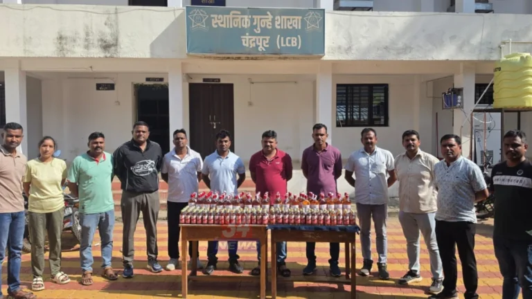 चंद्रपूर विदेशी दारू जप्तीचे प्रातिनिधिक छायाचित्र; वरोरा नाका चौकात पोलिसांनी जप्त केलेल्या बाटल्या