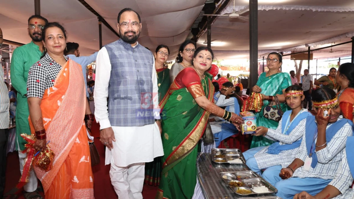 माता महाकाली महोत्सवात कन्यापूजनासाठी जमलेल्या बालिका, चंद्रपूर