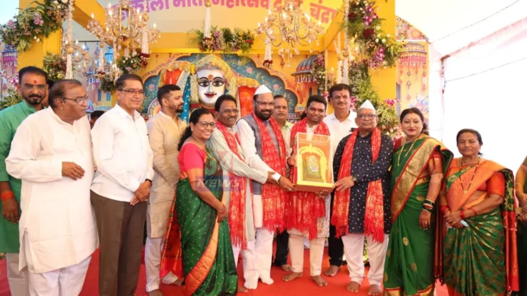 माता महाकाली महोत्सव भजन संध्येत सहभागी झालेले भाविक आणि कलाकार