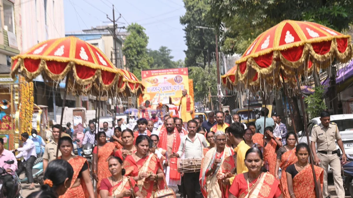 चंद्रपुरात माता महाकाली महोत्सवानिमित्त निघालेली पालखी मंदिराकडे जाताना