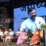 चंद्रपुरात 'मन की बात' कार्यक्रम; मुनगंटीवार यांची जानेवारीत २५ हजार युवकांच्या संमेलनाची घोषणा मुनगंटीवार मन की बात कार्यक्रमात चंद्रपूर येथे पुस्तक विमोचन करताना मान्यवर