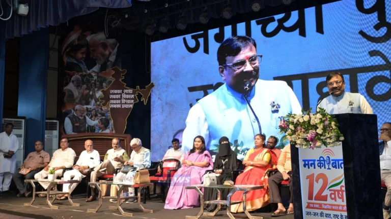 मुनगंटीवार मन की बात कार्यक्रमात चंद्रपूर येथे पुस्तक विमोचन करताना मान्यवर