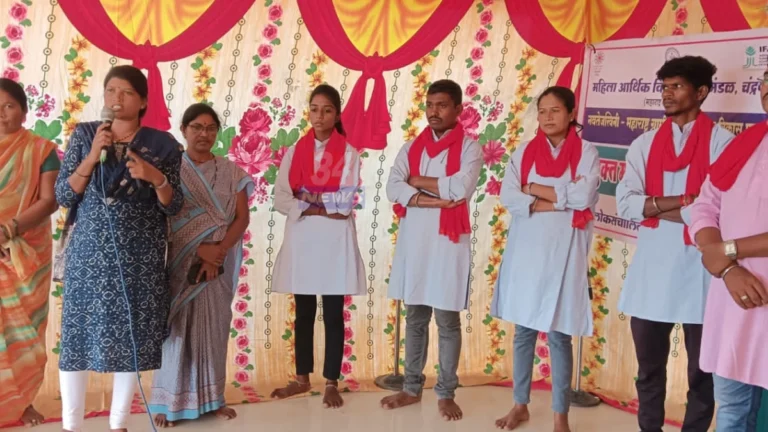 माविम चंद्रपूर जनजागृती मोहिमेत पथनाट्य सादर करताना महिला बचत गटाच्या सदस्या