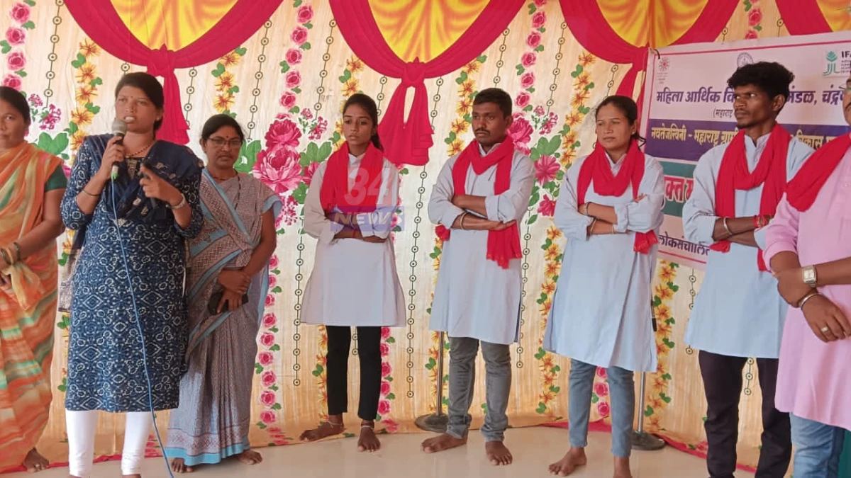 माविम चंद्रपूर जनजागृती मोहिमेत पथनाट्य सादर करताना महिला बचत गटाच्या सदस्या