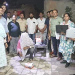 चंद्रपुरातील महाकाली कॉलरीत एमडी ड्रग्जसह १८ वर्षीय तरुण अटकेत चंद्रपूर एमडी ड्रग्ज प्रकरणात जप्त केलेला मुद्देमाल दाखवताना पोलीस पथक