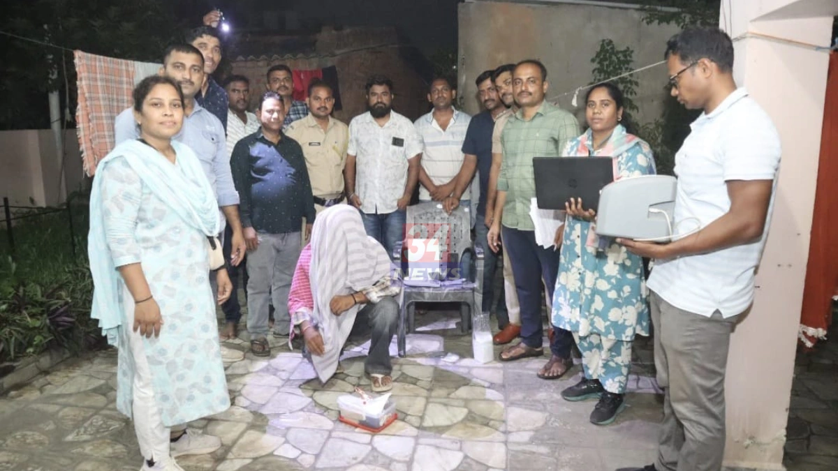 चंद्रपूर एमडी ड्रग्ज प्रकरणात जप्त केलेला मुद्देमाल दाखवताना पोलीस पथक