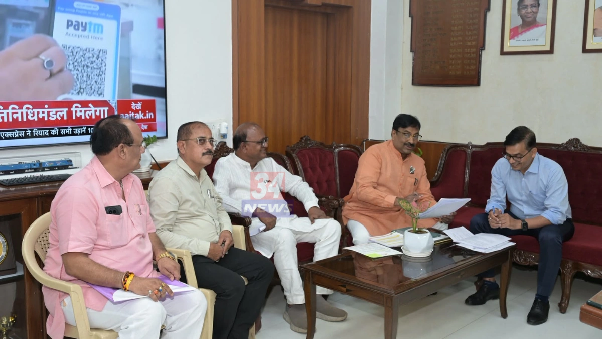 चंद्रपूर रेल्वे स्थानक पुनर्विकासाबाबत नागपुरात बैठकीत चर्चा करताना आमदार सुधीर मुनगंटीवार आणि रेल्वे अधिकारी