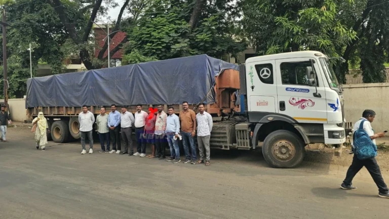 चंद्रपूर रेती तस्करी प्रकरणात जप्त केलेले १६ चक्का वाहन