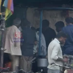 चंद्रपुरात खुलेआम सट्टा पट्टीचा जुगार; पोलिसांची डोळेझाक की संरक्षण? चंद्रपूर प्रियदर्शिनी सभागृहाजवळील फुटपाथवर सुरू असलेला सट्टा पट्टी जुगार