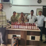 ट्रॅव्हल्समधून दारू जप्त करून पोलिसांनी जप्त बाटल्यांचा साठा दाखवला,