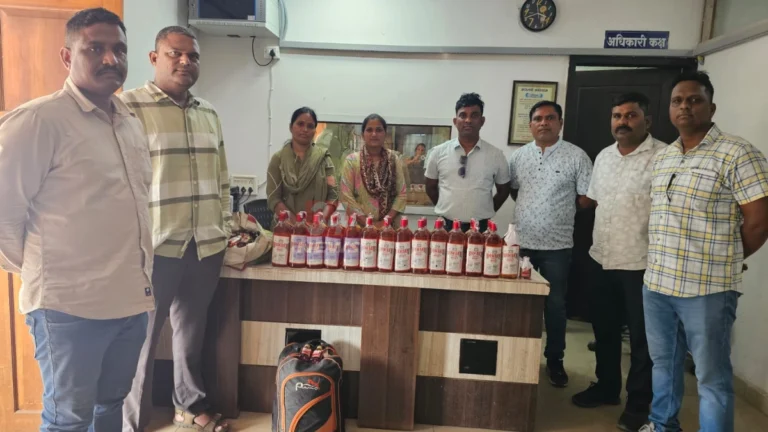 ट्रॅव्हल्समधून दारू जप्त करून पोलिसांनी जप्त बाटल्यांचा साठा दाखवला,