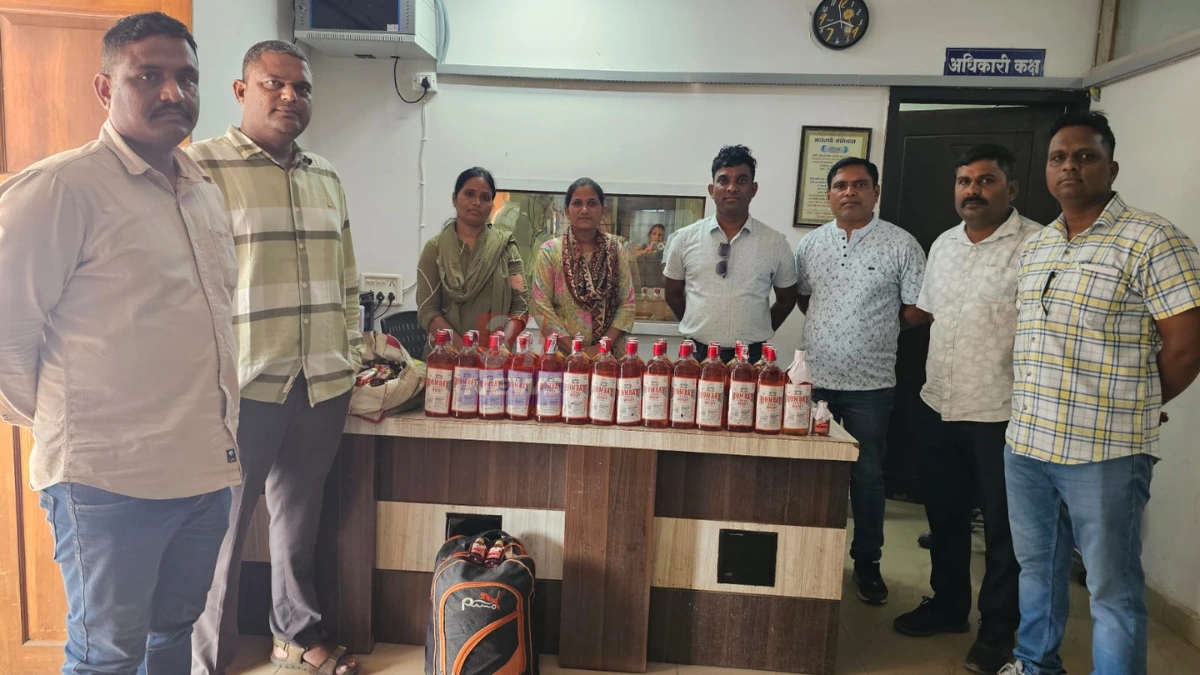 ट्रॅव्हल्समधून दारू जप्त करून पोलिसांनी जप्त बाटल्यांचा साठा दाखवला,