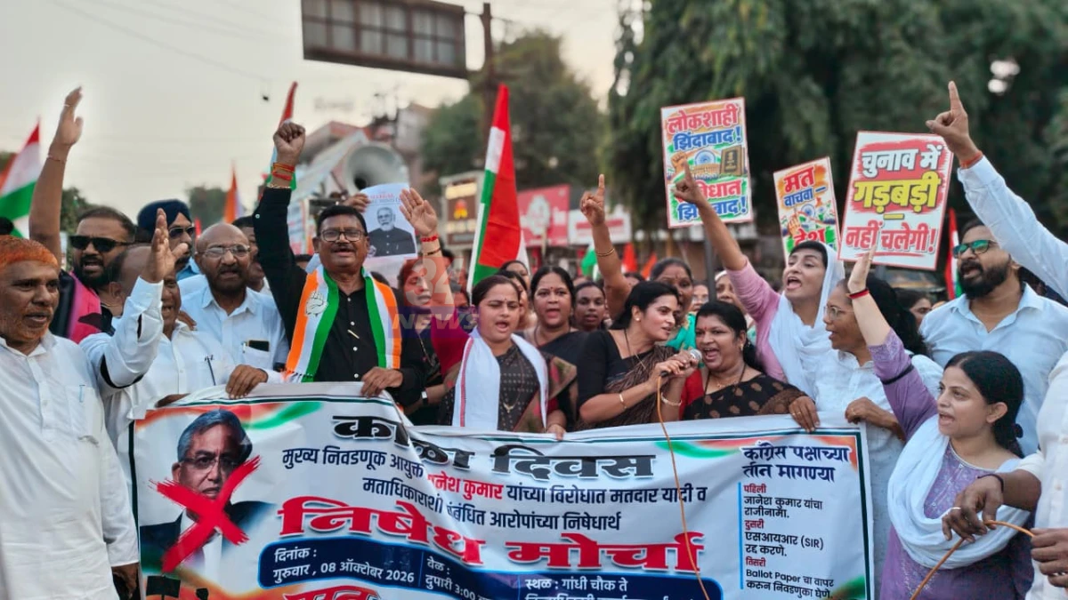 चंद्रपूर वोट बचाओ मोर्चात खासदार प्रतिभा धानोरकर आणि काँग्रेस कार्यकर्ते गांधी चौकातून पायी चालताना