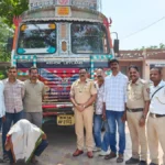 गडचांदूर पोलिसांची गोवंश तस्करीवर कारवाई: ट्रकचा पाठलाग करून ३७ जनावरांची सुटका गडचांदूर गोवंश तस्करी प्रकरणात पोलिसांनी जप्त केलेला ट्रक आणि सुटका केलेली जनावरे