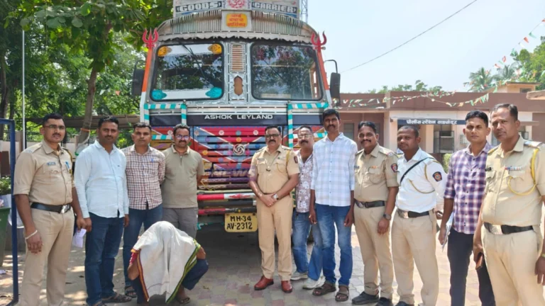 गडचांदूर गोवंश तस्करी प्रकरणात पोलिसांनी जप्त केलेला ट्रक आणि सुटका केलेली जनावरे
