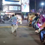 जटपुरा गेट राँग साईड कटर चंद्रपूर येथे रस्त्यावर बसवलेला स्पाईक बॅरियर