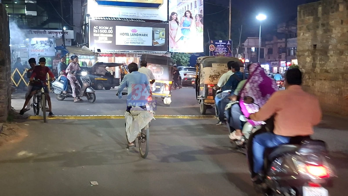 जटपुरा गेट राँग साईड कटर चंद्रपूर येथे रस्त्यावर बसवलेला स्पाईक बॅरियर