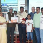 कुलदीप गोंड पुरस्कार स्वीकारताना गोंडवाना विद्यापीठाचे कुलगुरू आणि मान्यवरांसह डॉ. गोंड