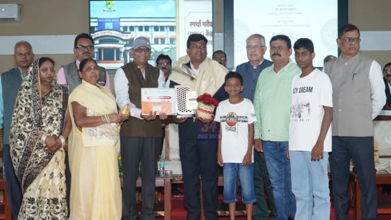 कुलदीप गोंड पुरस्कार स्वीकारताना गोंडवाना विद्यापीठाचे कुलगुरू आणि मान्यवरांसह डॉ. गोंड