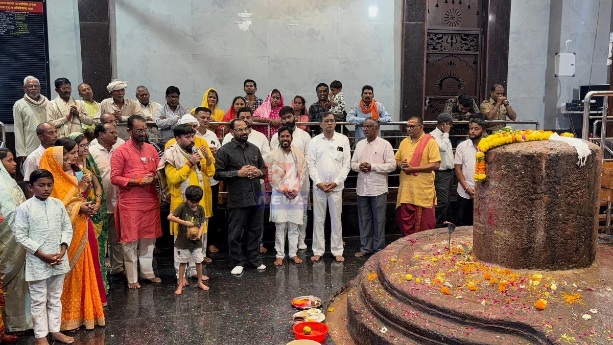 लालपेठ महाशिवलिंग येथे यदुवंशी समाजाच्या महाअभिषेकाचे दृश्य