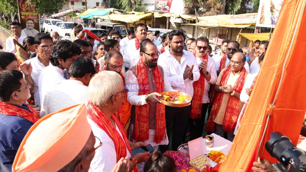 माता महाकाली महोत्सवात श्री महाकाली मंदिरात ५१ फूट उंच ध्वजाचे ध्वजारोहण