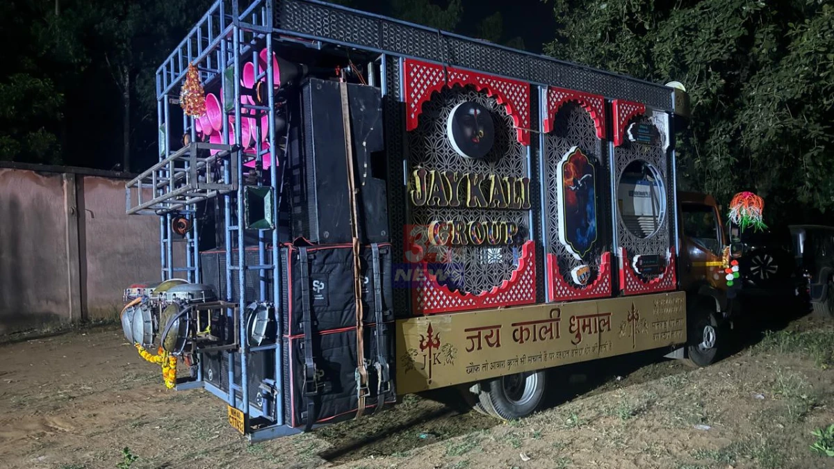मूल डीजे कारवाईत पोलिसांनी जप्त केलेली डीजे वाहने आणि साऊंड सिस्टीम