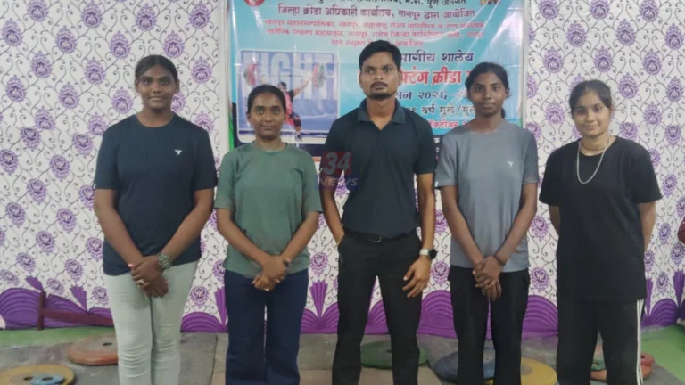 मूल वेटलिफ्टिंग खेळाडू पदकांसह प्रशिक्षक करण कोसरे यांच्यासोबत