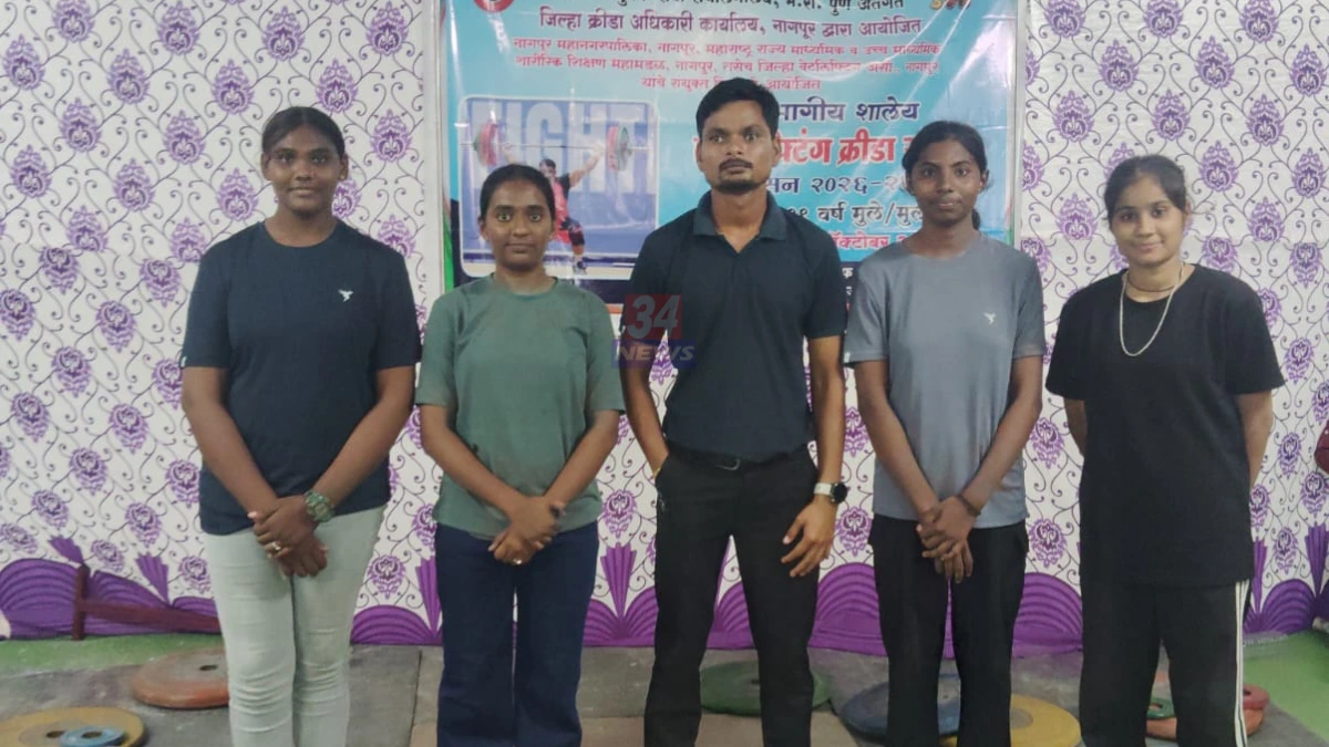 मूल वेटलिफ्टिंग खेळाडू पदकांसह प्रशिक्षक करण कोसरे यांच्यासोबत